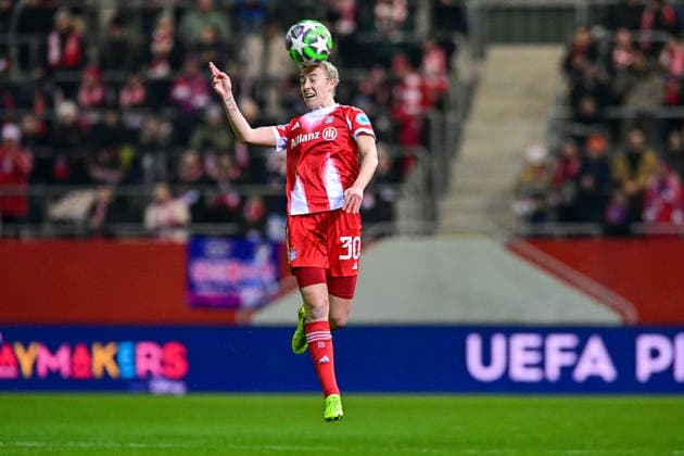 Carolin SIMON FC Bayern, FCB, 30 on the ball, cropped, full body, single image, action, action, 17 12 2025, Munich Germany , Football, UEFA Womens Champions League, League Phase 6 Matchday, FC Bayern Munich Valerenga IF xslx