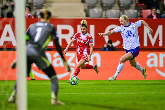 v li Tove ENBLOM Valerenga, 1 Linda DALLMANN FC Bayern, FCB, 10 Sara HORTE Valerenga, 2 in duel, duel, tackle, dynamic, action, action, 17 12 2025, Munich Germany , Football, UEFA Womens Champions League, League Phase 6 Matchday, FC Bayern München Valerenga IF xslx