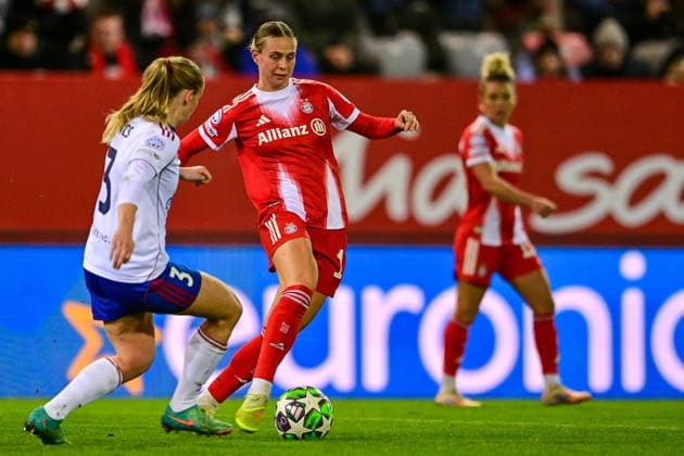 from left Michaela KOVACS Valerenga, 3 Klara BUEHL FC Bayern, FCB, 17 in duel, duel, tackle, dynamic, action, action, 17 12 2025, Munich Germany , Football, UEFA Womens Champions League, League Phase 6 Matchday, FC Bayern München Valerenga IF xslx