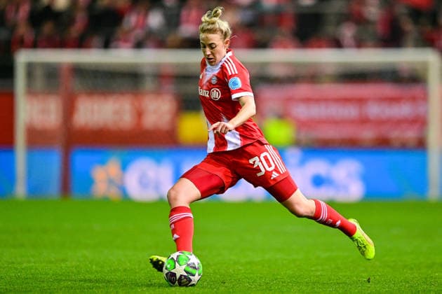 Carolin SIMON FC Bayern, FCB, 30 on the ball, cropped, full body, single image, action, action, 17 12 2025, Munich Germany , Football, UEFA Womens Champions League, League Phase 6 Matchday, FC Bayern Munich Valerenga IF xslx