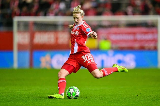 Carolin SIMON FC Bayern, FCB, 30 on the ball, cropped, full body, single image, action, action, 17 12 2025, Munich Germany , Football, UEFA Womens Champions League, League Phase 6 Matchday, FC Bayern Munich Valerenga IF xslx