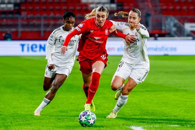 Jill Roord of FC Twente dribbles with the ball under pressure from Sara Dabritz of Real Madrid FC Twente v Real Madrid CF, UEFA Women s Champions League 2025 26 League Phase MD6, FC Twente v Real Madrid CF, FC Twente Stadium, December 17, 2025, Enschede, Netherlands.