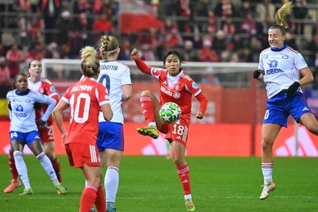 Momoko TANIKAWA FCB on the ball,Action FC Bayern Muenchen Valerenga Oslo Womens Football Champions League on 17 12 2025 FC Bayern Campus