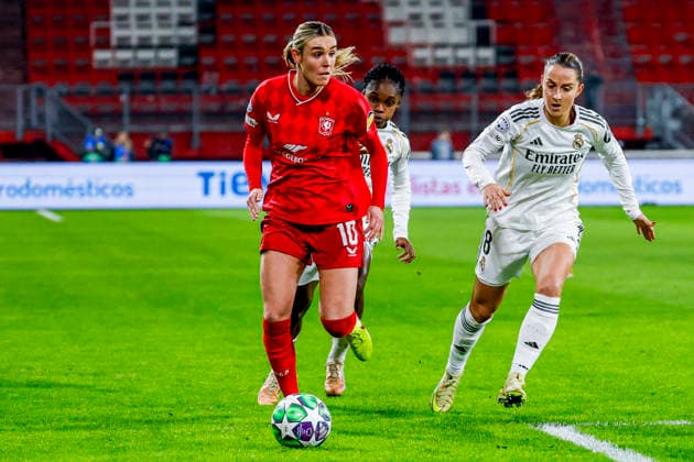 UEFA Women s Champions League 2025 26 League Phase MD6 - FC Twente vs Real Madrid CF, Netherlands Jill Roord of FC Twente dribbles with the ball under pressure from Sara Dabritz of Real Madrid during the UEFA Women s Champions League 2025 26 League Phase MD6 match between FC Twente and Real Madrid CF at the FC Twente Stadium in Enschede, Netherlands, December 17, 2025. Enschede Netherlands  Copyright: xMatrixxImagesx xMarcelxterxBalsx