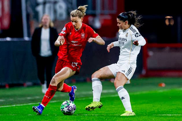 UEFA Women s Champions League 2025 26 League Phase MD6 - FC Twente vs Real Madrid CF, Netherlands Eva Oude Elberink of FC Twente and Maria Mendez of Real Madrid battle for the ball during the UEFA Women s Champions League 2025 26 League Phase MD6 match between FC Twente and Real Madrid CF at the FC Twente Stadium in Enschede, Netherlands, December 17, 2025. Enschede Netherlands  Copyright: xMatrixxImagesx xMarcelxterxBalsx