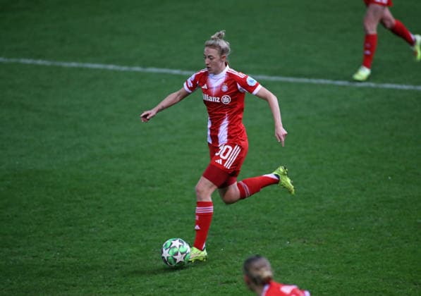 Football, Women, Womens Champions League, Matchday 3, Season 2025 2026, FC Bayern Munich Valerengal, Valerenga, Campus Carolin Simon FC Bayern Munich with ball in attack