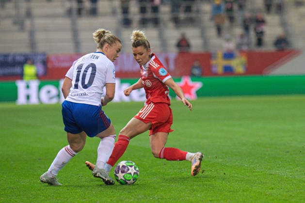 Linn Vickius 10 Valerenga and Linda Dallmann 10 FC Bayern in action at the UEFA Womens Champions League match FC Bayern Munich Valerenga IF on 17 12 2025 Munich FC Bayern Campus Bayern Germany