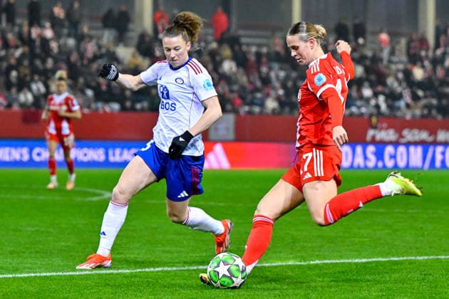 v li Skinnes HANSEN Valerenga, 25 Klara BUEHL FC Bayern, FCB, 17 in duel, duel, tackle, dynamic, action, action, 17 12 2025, Munich Germany , Football, UEFA Womens Champions League, League Phase 6 Matchday, FC Bayern München Valerenga IF xslx