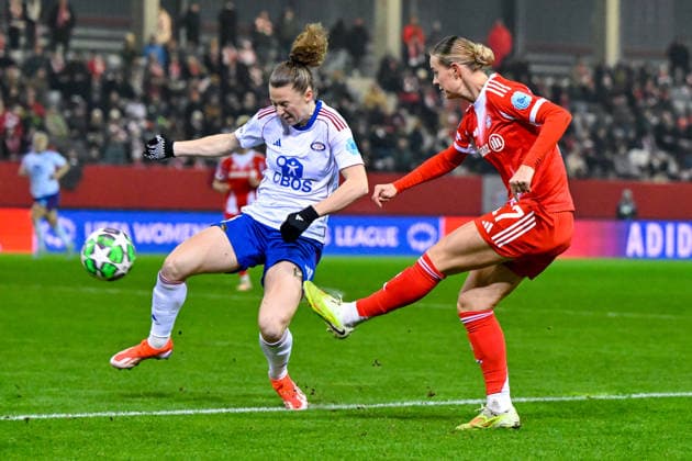 v li Skinnes HANSEN Valerenga, 25 Klara BUEHL FC Bayern, FCB, 17 in duel, duel, tackle, dynamic, action, action, 17 12 2025, Munich Germany , Football, UEFA Womens Champions League, League Phase 6 Matchday, FC Bayern München Valerenga IF xslx