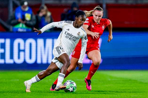 Linda Caicedo of Real Madrid dribbles with the ball under pressure from Jaimy Ravensbergen of FC Twente FC Twente v Real Madrid CF, UEFA Women s Champions League 2025 26 League Phase MD6, FC Twente v Real Madrid CF, FC Twente Stadium, December 17, 2025, Enschede, Netherlands.