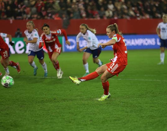 Football, Women, Womens Champions League, Matchday 3, 2025 2026 season, FC Bayern Munich Valerengal, Valerenga, Campus Georgia Stanway FC Bayern Munich misses a penalty kick, Penalty kick