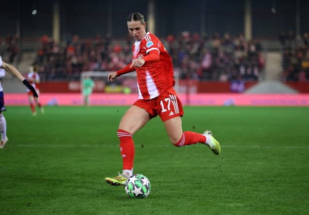 Football, Women, Womens Champions League, Matchday 3, Season 2025 2026, FC Bayern Munich Valerengal, Valerenga, Campus Klara Bühl Buehl FC Bayern Munich with ball in attack
