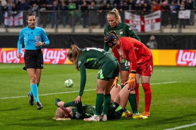 Germany, Football, UEFA, Womens Champions League, Matchday 6 2025 2026 VfL Wolfsburg Chelsea FC on 17 12 in Wolfsburg AOK Stadion Injury Camilla Küver VfL Wolfsburg 16 Copyright: xSvenxHeidmannx