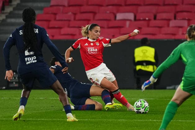 UEFA Womens Champions League - SL Benfica v PSG Lucia Alves of SL Benfica gets fouled inside the penalty box by Elisa De Almeida of PSG during the match between SL Benfica and PSG at Estadio do Lisboa e Benfica, for the UEFA Womens Champions League - Dezember 17, 2025 - Lisbon, Portugal. (Photo: Joao Alvarinhas - Avant Sports) Lisbon Estadio do Sport Lisboa e Benfica Portugal Copyright: xJoaoxAlvarinhasx-xAvantxSportsx