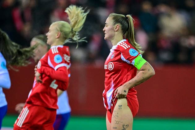 Georgia STANWAY FC Bayern, FCB, 31 pulls up her pants in anger over her missed penalty, looking disappointed, disappointment, frustration, disappointed, pessimistic, 17 12 2025, Munich Germany , Football, UEFA Womens Champions League, League Phase 6 Matchday, FC Bayern Munich Valerenga IF xslx