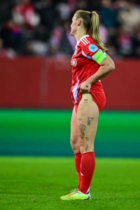 Georgia STANWAY FC Bayern, FCB, 31 pulls up her pants in anger because of her missed penalty, looking disappointed, disappointment, frustration, disappointed, pessimistic, cropped, full body, single frame, action, action, 17 12 2025, Munich Germany , Football, UEFA Womens Champions League, League Phase 6 Matchday, FC Bayern München Valerenga IF xslx