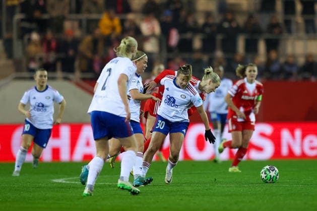Franziska Kett FC Bayern Muenchen, 20 with Stine Brekken Valerenga IF, 30 and Sara Hoerte Valerenga IF, 02 , GER, FC Bayern Muenchen vs Valerenga IF, Football, UEFA Womens Champions League, League Phase, Matchday 6, Season 2025 2026, 17 12 2025, GER, FC Bayern Muenchen vs Valerenga IF, Football, UEFA Womens Champions League, League Phase, Matchday 6, Season 2025 2026, 17 12 2025 Muenchen Copyright: xEibner-Pressefoto JennixMaulx EP_JML