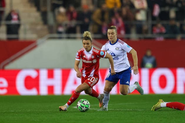 Linda Dallmann FC Bayern Muenchen, 10 with Olaug Tvedten Valerenga IF, 10 , GER, FC Bayern Muenchen vs Valerenga IF, Football, UEFA Womens Champions League, League Phase, Matchday 6, 2025 2026 Season, 17 12 2025, GER, FC Bayern Muenchen vs Valerenga IF, Football, UEFA Womens Champions League, League Phase, Matchday 6, 2025 2026 Season, 17 12 2025 Muenchen Copyright: xEibner-Pressefoto JennixMaulx EP_JML