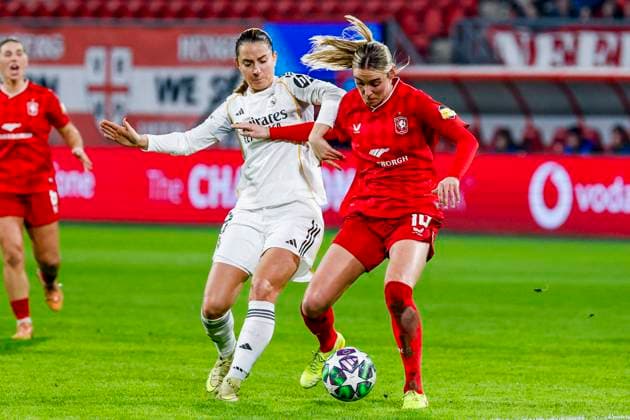 Jill Roord of FC Twente dribbles with the ball under pressure from Sara Dabritz of Real Madrid FC Twente v Real Madrid CF, UEFA Women s Champions League 2025 26 League Phase MD6, FC Twente v Real Madrid CF, FC Twente Stadium, December 17, 2025, Enschede, Netherlands.