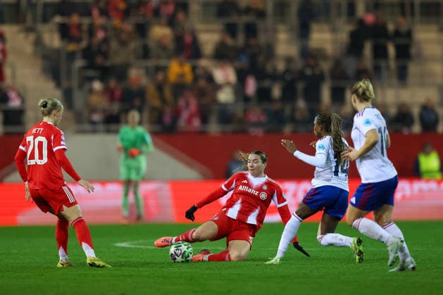 Vanessa Gilles FC Bayern Muenchen, 02 with Franziska Kett FC Bayern Muenchen, 20 and Mawa Sesay Valerenga IF, 14 and Olaug Tvedten Valerenga IF, 10 , GER, FC Bayern Muenchen vs Valerenga IF, Soccer, UEFA Womens Champions League, League phase, Matchday 6, Season 2025 2026, 17 12 2025, GER, FC Bayern Muenchen vs Valerenga IF, Football, UEFA Womens Champions League, League phase, Matchday 6, Season 2025 2026, 17 12 2025 Muenchen Copyright: xEibner-Pressefoto JennixMaulx EP_JML