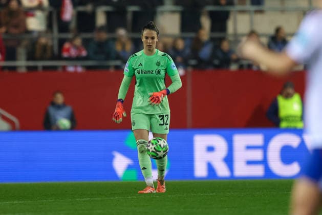 Ena Mahmutovic FC Bayern Muenchen, 32 , GER, FC Bayern Muenchen vs Valerenga IF, Football, UEFA Womens Champions League, League phase, Matchday 6, 2025 2026 season, 17 12 2025, GER, FC Bayern Muenchen vs Valerenga IF, Football, UEFA Womens Champions League, League phase, Matchday 6, 2025 2026 season, 17 12 2025 Muenchen Copyright: xEibner-Pressefoto JennixMaulx EP_JML