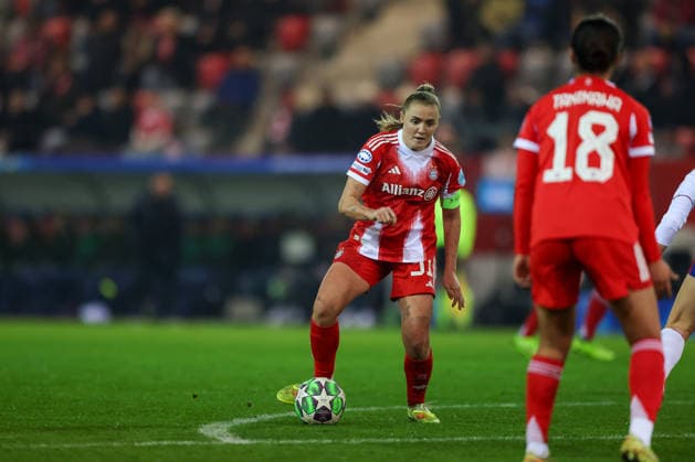 Georgia Stanway FC Bayern Muenchen, 31 with Momoko Tanikawa FC Bayern Muenchen, 18 , GER, FC Bayern Muenchen vs Valerenga IF, Football, UEFA Womens Champions League, League Phase, Matchday 6, Season 2025 2026, 17 12 2025, GER, FC Bayern Muenchen vs Valerenga IF, Football, UEFA Womens Champions League, League Phase, Matchday 6, Season 2025 2026, 17 12 2025 Muenchen Copyright: xEibner-Pressefoto JennixMaulx EP_JML