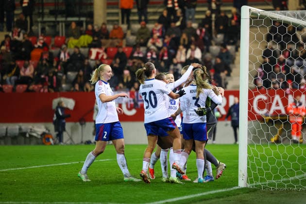 Valerenga players celebrate the penalty saved by Tove Enblom Valerenga IF, 01 , GER, FC Bayern Muenchen vs Valerenga IF, Football, UEFA Womens Champions League, League stage, Matchday 6, 2025 2026 season, 17 12 2025, GER, FC Bayern Muenchen vs Valerenga IF, Football, UEFA Womens Champions League, League stage, Matchday 6, 2025 2026 season, 17 12 2025 Muenchen Copyright: xEibner-Pressefoto JennixMaulx EP_JML