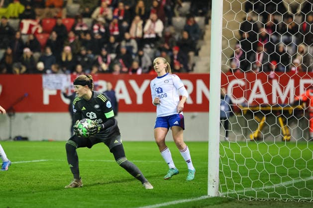 Tove Enblom Valerenga IF, 01 with ball, GER, FC Bayern Muenchen vs Valerenga IF, Football, UEFA Womens Champions League, League phase, Matchday 6, 2025 2026 season, 17 12 2025, GER, FC Bayern Muenchen vs Valerenga IF, Football, UEFA Womens Champions League, League phase, Matchday 6, 2025 2026 season, 17 12 2025 Muenchen Copyright: xEibner-Pressefoto JennixMaulx EP_JML