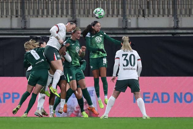 VfL vs Chelsea, CL Women Wolfsburg, 17 12 2025, FOOTBALL VfL Wolfsburg vs FC Chelsea, Champions League Women, Season 2025 26 Lucy Bronze Chelsea , Alexandra Popp VfL Wolfsburg , Kessya Bussy VfL Wolfsburg , Wolfsburg