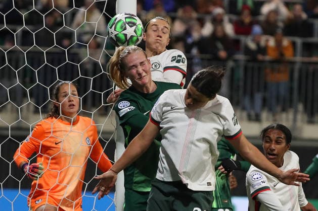 VfL vs Chelsea, CL Women Wolfsburg, 17 12 2025, FOOTBALL VfL Wolfsburg vs FC Chelsea, Champions League Women, Season 2025 26 Camilla Küver VfL Wolfsburg , Lucy Bronze Chelsea , Sam Kerr Chelsea Wolfsburg
