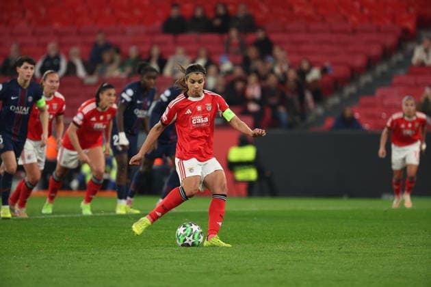 Carole Costa ( SL Benfica Womens team ) in action during the match between SL Benfica Womens team and PSG Womens team, valid for Womens Champions League 2025 2026 at Estadio do Lisboa e Benfica on 17 December 2025. Lisboa Estadio do Sport Lisboa de Benfica Lisboa Portugal Copyright: xIMAGOx xPRIMExSPORTSxIMAGESx xFILIPExOLIVEIRAx