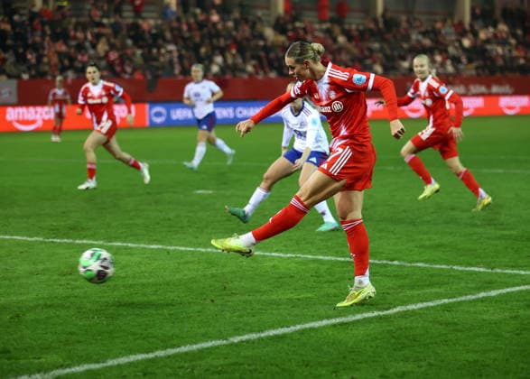 Football, Women, Womens Champions League, Matchday 3, Season 2025 2026, FC Bayern Munich Valerengal, Valerenga, Campus Klara Bühl Buehl FC Bayern Munich on a shot on goal, ball, chance