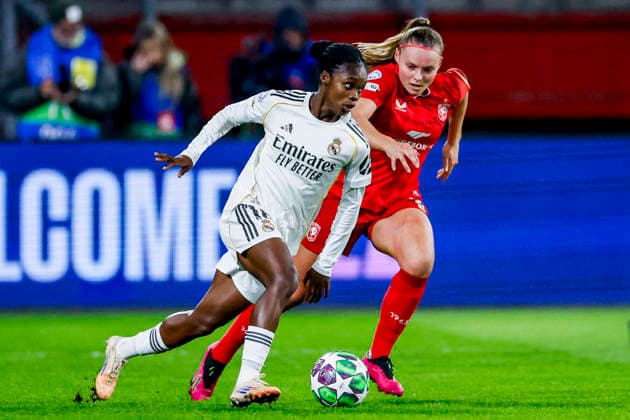 UEFA Women s Champions League 2025 26 League Phase MD6 - FC Twente vs Real Madrid CF, Netherlands Linda Caicedo of Real Madrid dribbles with the ball under pressure from Jaimy Ravensbergen of FC Twente during the UEFA Women s Champions League 2025 26 League Phase MD6 match between FC Twente and Real Madrid CF at the FC Twente Stadium in Enschede, Netherlands, December 17, 2025. Enschede Netherlands  Copyright: xMatrixxImagesx xMarcelxterxBalsx