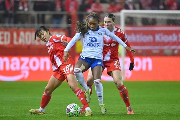 from left Momoko TANIKAWA FCB , Mawa SESAY Valerenga , Vanessa GILLES FCB , action,duel FC Bayern Muenchen Valerenga Oslo Womens Champions League on 17 12 2025 FC Bayern Campus
