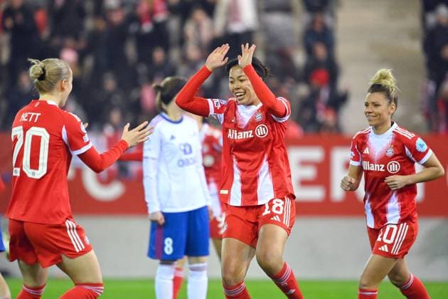 Goal celebration Momoko TANIKAWA FCB after scoring 1 0 with left Franziska KETT FCB , right Linda DALLMANN FCB Cheering,joy,enthusiasm,action FC Bayern Muenchen Valerenga Oslo Womens Champions League on 17 12 2025 FC Bayern Campus