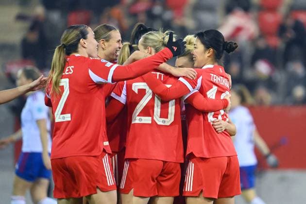 collective goal celebration around Momoko TANIKAWA FCB after scoring 1 0 with Vanessa GILLES FCB , Klara BUEHL FCB , Franziska KETT FCB , cheering,joy,enthusiasm,action FC Bayern Muenchen Valerenga Oslo Womens Champions League on 17 12 2025 FC Bayern Campus