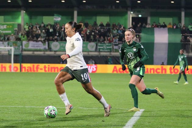17 12 2025 Soccer Women 2025 2026 UEFA Womens Champions League 6 Matchday VfL Wolfsburg Chelsea FC AOK Stadion Wolfsburg Lauren James Chelsea, 10, white on the ball Janina Minge Wolfsburg, 6, green chasing her Wolfsburg Lower Saxony Germany