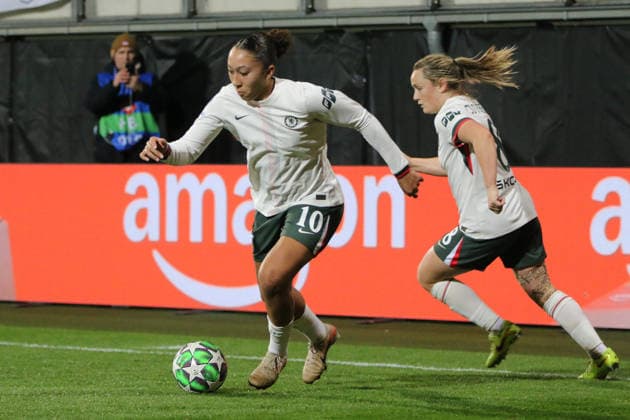 17 12 2025 Football Women 2025 2026 UEFA Womens Champions League 6 Matchday VfL Wolfsburg Chelsea FC AOK Stadion Wolfsburg Lauren James Chelsea, 10, white on the ball In the background Erin Cuthbert Chelsea, 8, white Wolfsburg Lower Saxony Germany