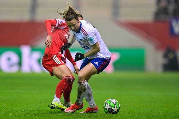 v li Klara BUEHL FC Bayern, FCB, 17 Skinnes HANSEN Valerenga, 25 in duel, duel, tackle, dynamic, action, action, 17 12 2025, Munich Germany , Football, UEFA Womens Champions League, League Phase 6 Matchday, FC Bayern München Valerenga IF xslx