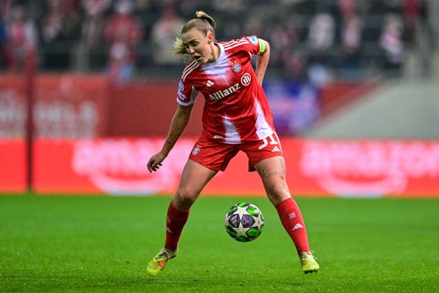 Georgia STANWAY FC Bayern, FCB, 31 on the ball, cropped, full body, single image, action, action, 17 12 2025, Munich Germany , Football, UEFA Womens Champions League, League Phase 6 Matchday, FC Bayern Munich Valerenga IF xslx
