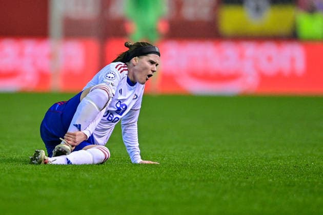 Linn VICKIUS Valerenga, 8 lying on the ground, in pain after a foul, racked with pain, hurt, injury, injured, sporting injury, cropped image, full body, single image, action, action, 17 12 2025, Munich Germany , Football, UEFA Womens Champions League, League Phase 6 Matchday, FC Bayern München Valerenga IF xslx