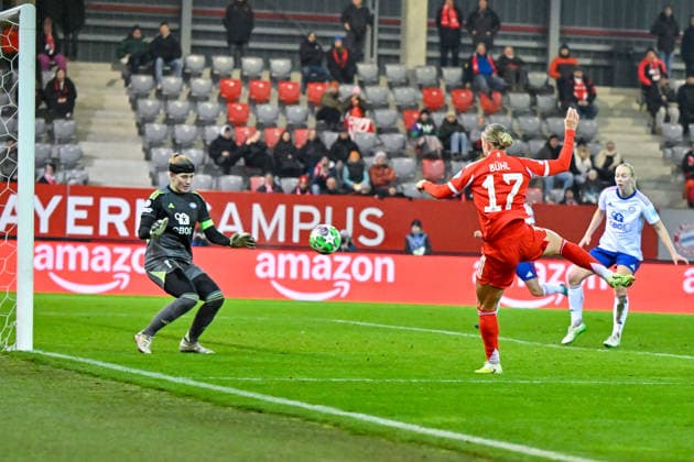 v li Tove ENBLOM Valerenga, 1 holds Klara BUEHLs shot FC Bayern, FCB, 17 , 17 12 2025, Munich Germany , Football, UEFA Womens Champions League, League phase 6 Matchday, FC Bayern München Valerenga IF xslx