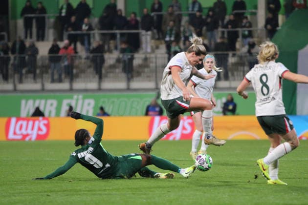 17 12 2025 Football Women 2025 2026 UEFA Womens Champions League Matchday 6 VfL Wolfsburg Chelsea FC AOK Stadion Wolfsburg Lineth Beerensteyn Wolfsburg, 9, green with a straddle against Millie Bright Chelsea, 4, white Wolfsburg Lower Saxony Germany