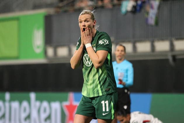 17 12 2025 Football Women 2025 2026 UEFA Womens Champions League 6 Matchday VfL Wolfsburg Chelsea FC AOK Stadion Wolfsburg Alexandra Popp Wolfsburg, 11, green cannot comprehend a foul whistled against her Wolfsburg Lower Saxony Germany
