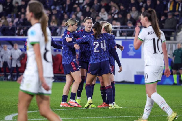 251217 UWCL OH Leuven vs Arsenal Arsenal players celebrating the goal of Beth Mead (9) of Arsenal (0-2) during the soccer match between OH Leuven (BEL) and Arsenal (ENG), league phase match day 6, 2025-2026 season of UEFA Womens Champions League , on Wednesday 17 December 2025 in LEUVEN , Belgium . PHOTO SPORTPIX Sevil Oktem LEUVEN Belgium  Copyright: xSevilxOktemx SOK-1103