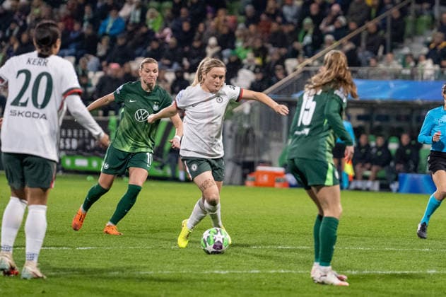 Germany, Football, UEFA, Womens Champions League, Matchday 6 2025 2026 VfL Wolfsburg Chelsea FC on 17 12 in Wolfsburg AOK Stadion Erin Cuthbert Chelsea FC 8 Alexandra Popp VfL Wolfsburg 11 Janou Levels VfL Wolfsburg 15 Copyright: xSvenxHeidmannx