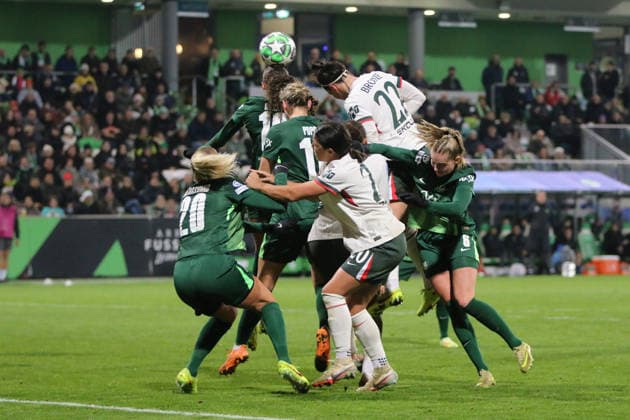 17 12 2025 Football Women 2025 2026 UEFA Womens Champions League Matchday 6 VfL Wolfsburg Chelsea FC AOK Stadion Wolfsburg Header by Lucy Bronze Chelsea, 22, white Wolfsburg Lower Saxony Germany