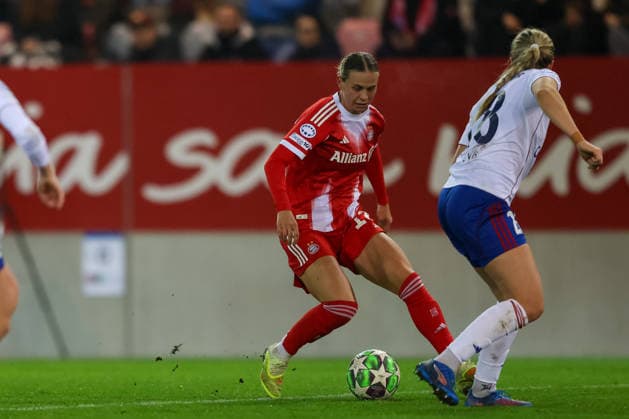 Klara Buehl FC Bayern Muenchen, 17 with Matilde Lundorf Skovsen Valerenga IF, 18 , GER, FC Bayern Muenchen vs Valerenga IF, Football, UEFA Womens Champions League, League Phase, Matchday 6, Season 2025 2026, 17 12 2025, GER, FC Bayern Muenchen vs Valerenga IF, Football, UEFA Womens Champions League, League Phase, Matchday 6, Season 2025 2026, 17 12 2025 Muenchen Copyright: xEibner-Pressefoto JennixMaulx EP_JML