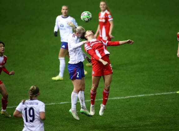 Football, Women, Womens Champions League, Matchday 3, Season 2025 2026, FC Bayern Munich Valerengal, Valerenga, Campus Sara Horte Valerenga left with Jovana Damnjanovic FC Bayern Munich right in duel for the ball, aerial fight, header