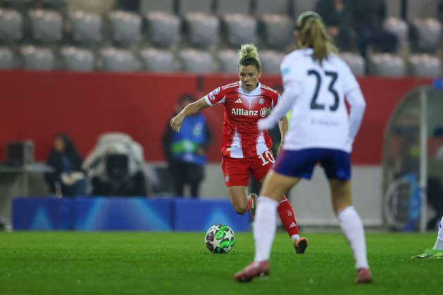 Linda Dallmann FC Bayern Muenchen, 10 with ball, with Eline Hegg Valerenga IF, 23 , GER, FC Bayern Muenchen vs Valerenga IF, Football, UEFA Womens Champions League, League Phase, Matchday 6, Season 2025 2026, 17 12 2025, GER, FC Bayern Muenchen vs Valerenga IF, Football, UEFA Womens Champions League, League Phase, Matchday 6, Season 2025 2026, 17 12 2025 Muenchen Copyright: xEibner-Pressefoto JennixMaulx EP_JML
